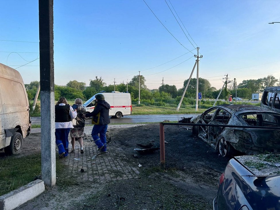 Uništena vozila posle granatiranja u gradu Šebekino, u Belgorodskoj oblasti