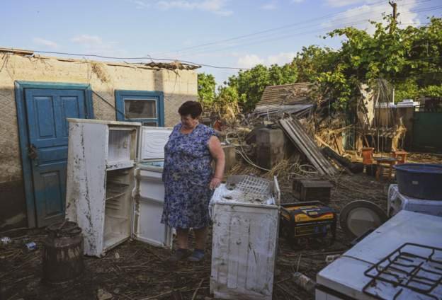 Rusija i Ukrajina: Raketni napad na Belgorodsku oblast, povređeno dete, u mestima oko brane Kahovka pojavila se infekcija nalik koleri 5 Stanovnica sela Vasiljevka u oblasti Nikolajev u blizini kuće uništene poplavom