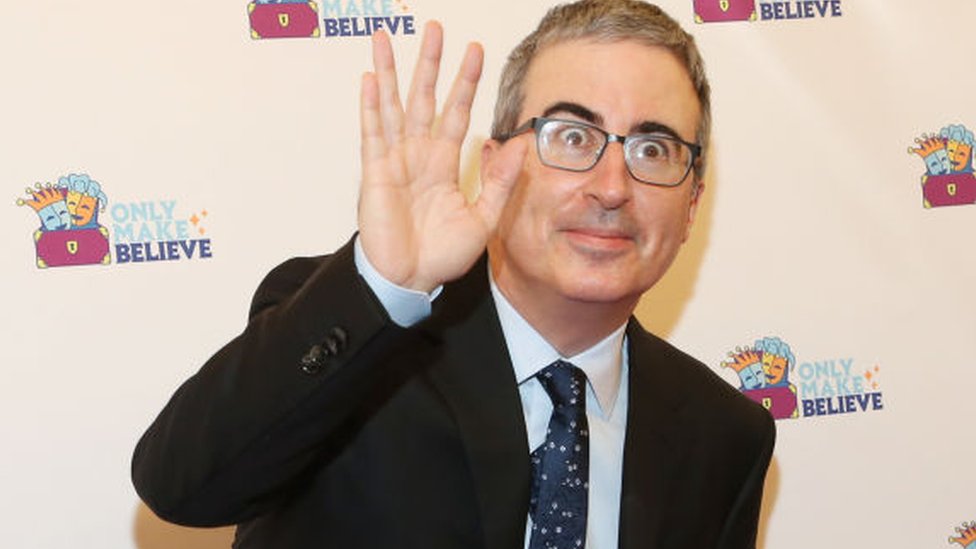 Zašto su fotografije Džona Olivera preplavile Redit 1 John Oliver pulling a funny face while waving