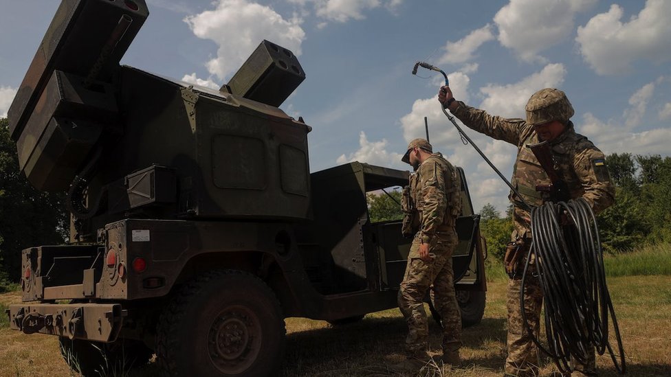 ukrajinski vojnici i američko borbeno vozilo Avendžer