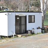 Politika i Australija: Ruski diplomata protestuje pored australijskog parlamenta 1