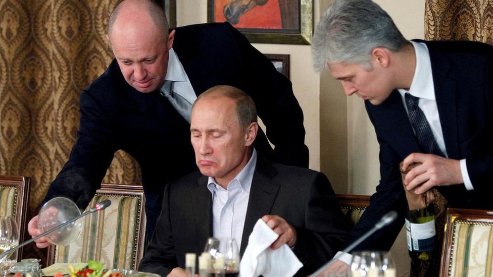 Rusija i Ukrajina: Vođa Vagnera će otići u Belorusiju a njegove jedinice koje se povlače neće biti gonjene, kaže Moskva 4 Prigozhin and Putin at a dinner in 2011