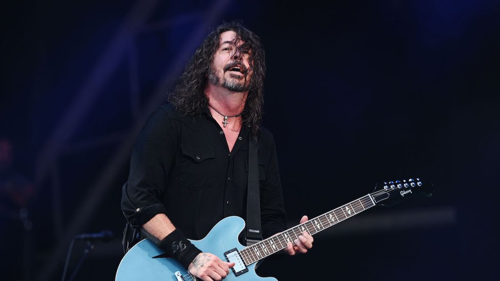 Muzika i Velika Britanija: „Iznenađujući" povratak benda Foo Fighters na festival Glastonberi posle šest godina 1 Dejv Grol, osnivač i pevač benda