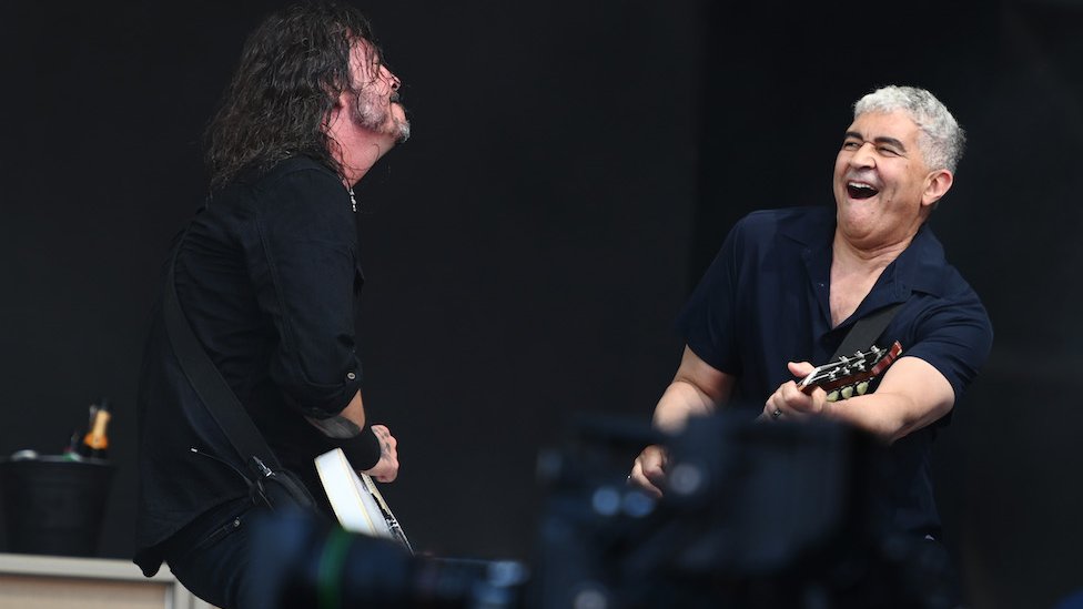 Muzika i Velika Britanija: „Iznenađujući" povratak benda Foo Fighters na festival Glastonberi posle šest godina 3 Dave Grohl and Pat Smear