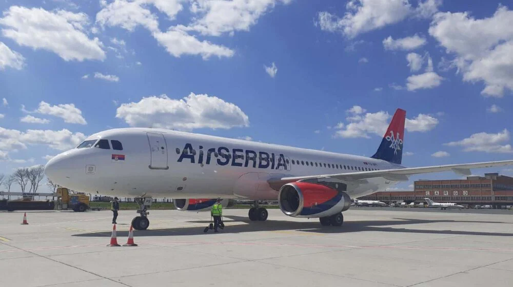 Avion Er Srbije koji je poleteo za London još nije stigao na odredište: Roditelji užičke dece koja su među putnicima pitaju se šta se dešava