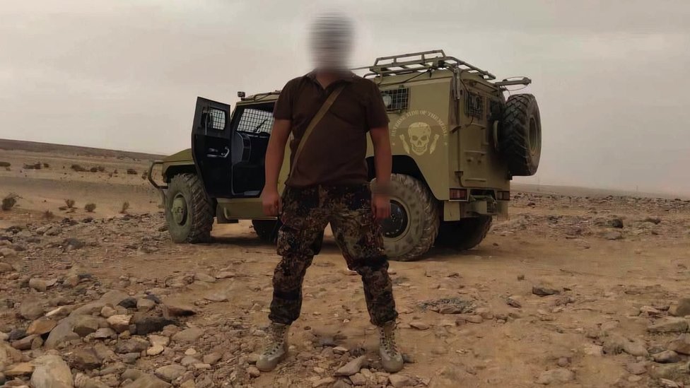 Rusija i Ukrajina: Šta će biti sa Vagnerovom mrežom u svetu 1 A Wagner soldier stands in front of an armoured vehicle