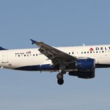 Amerika i nesreće: Radnik poginuo kada ga je usisao motor aviona 12