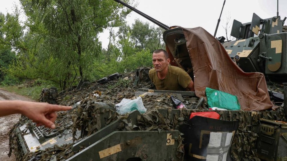 Ukrajinski vojnik u borbenom vozilu pešadije na poziciji blizu linije fronta, usred ruskog napada na Ukrajinu, u regionu Zaporožja