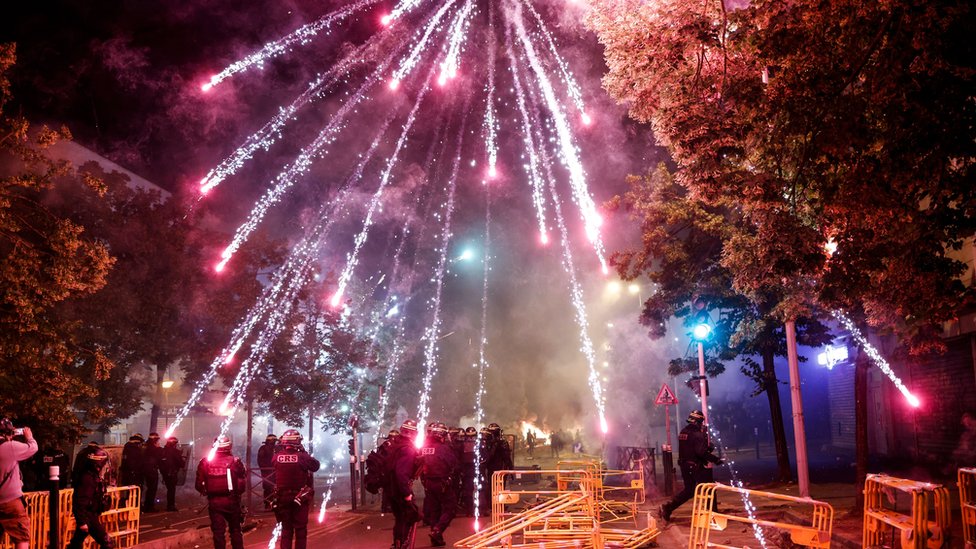 Francuska: Nemiri širom zemlje zbog ubistva tinejdžera, više od 150 privedenih, automobili i policijske stanice u plamenu 2 francuska, neredi