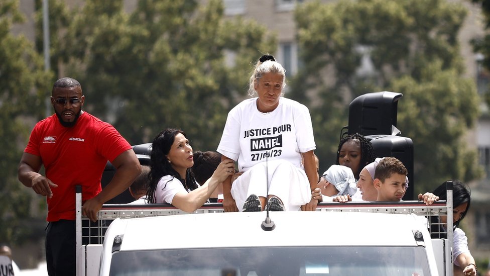 Francuska: Neredi i pljačke, više od 800 privedenih, policajac se izvinio za ubistvo tinejdžera, vlasti najavljuju ograničavanje sadržaja na internetu 4 Protesti, Francuska