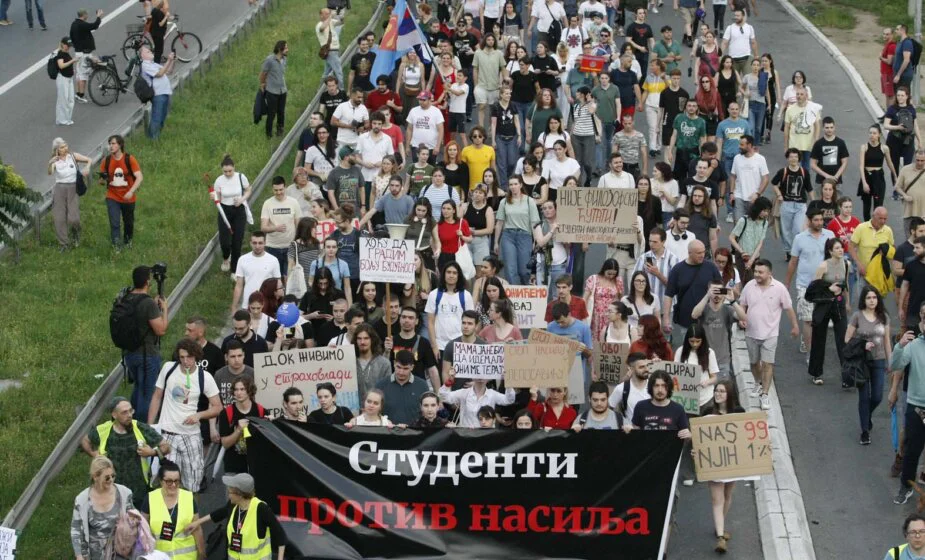 "Uzurpatoru crveni karton": Poruka i predlog učesnicima protesta "Srbija protiv nasilja" 1