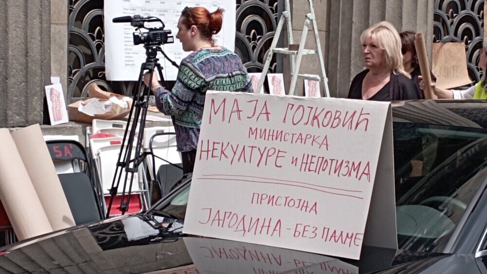 "Maja Gojković ministarka nepotizma i nekulture": Održan protest kulturnih radnika ispred resornog Ministarstva (FOTO) 4