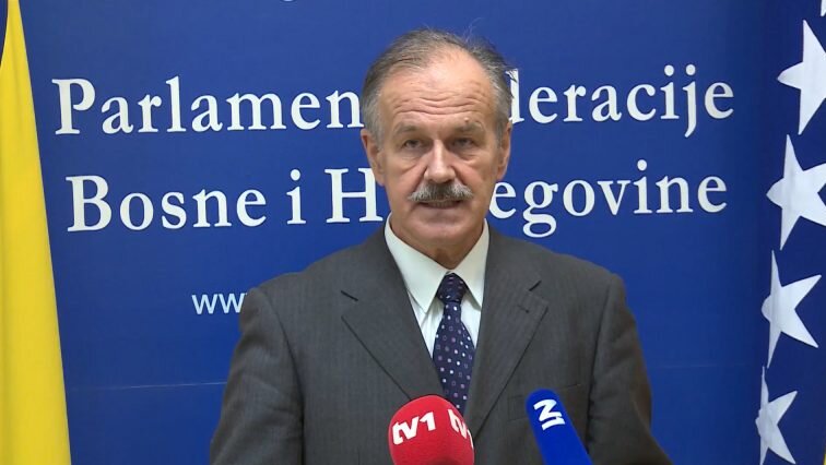 Oglasio se otac povređenog nastavnika iz Lukavca koga je upucao učenik 1