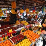 Pijačni prodavci još godinu dana bez fiskalnih kasa: Strah vlasti od izbora ili briga za proizvođače voća i povrća? 1