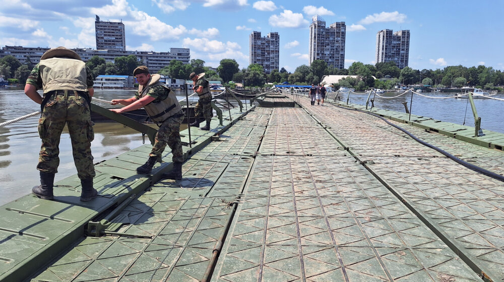 Vojska Srbije postavila pontonski most do plaže Lido 1