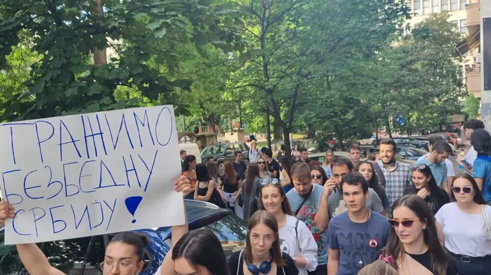 Studenti više fakulteta se pridružili protestu ispred Doma Narodne skupštine 1