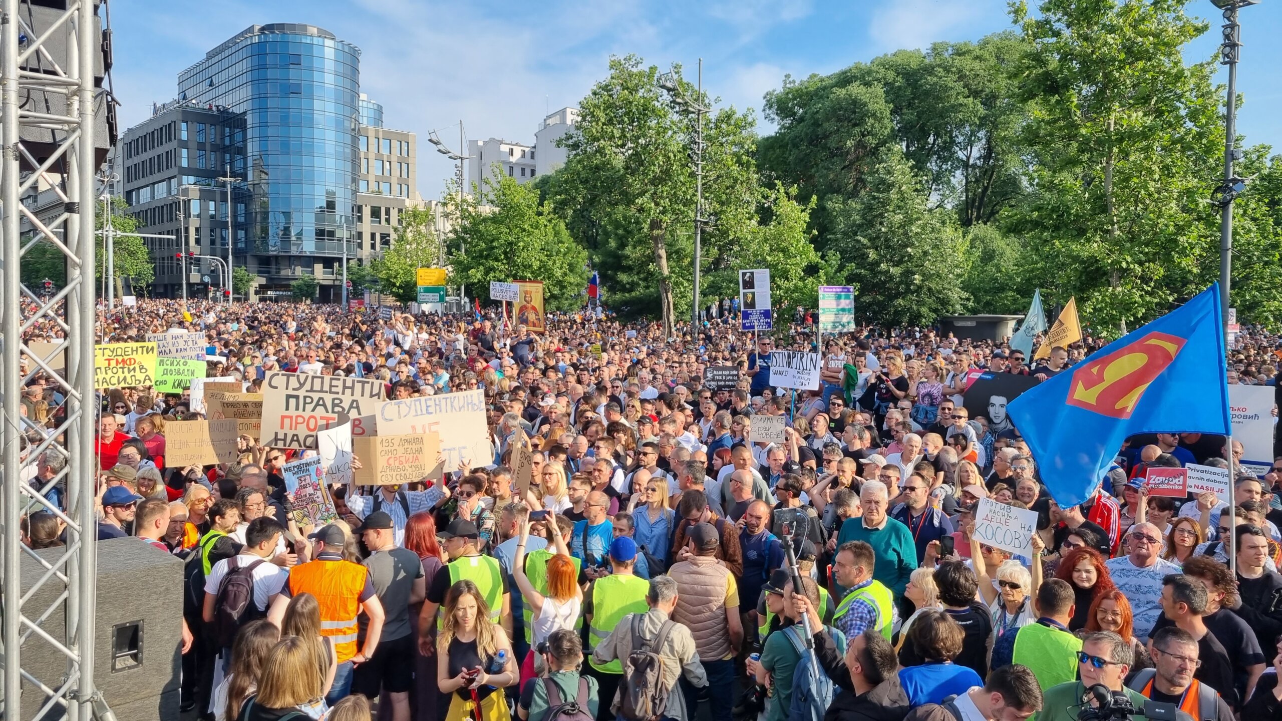 Završen peti protest Srbija protiv nasilja: Desetine hiljada građana bilo je oko Predsedništva, zakazan novi za sledeću nedelju (FOTO, VIDEO) 10