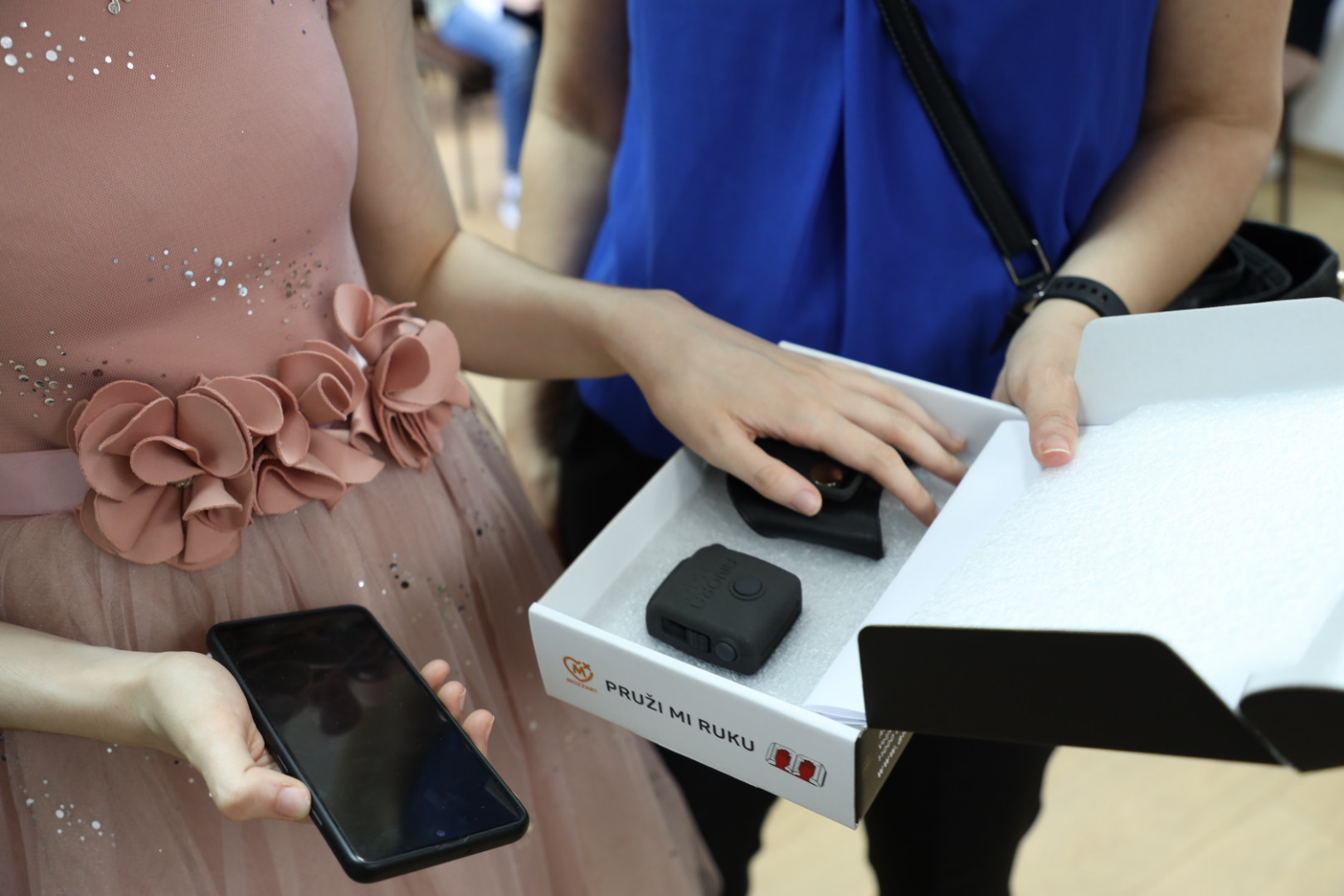 Fondacija Mozzart donirala 50 revolucionarnih rukavica za slepe i slabovide 3 Fondacija Mozzart donirala 50 revolucionarnih rukavica za slepe i slabovide 3