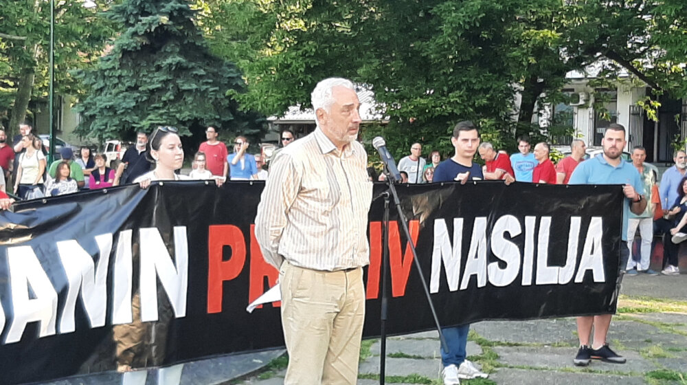 "Misle da će bolje proći ako ćute ili spavaju": Šta je Božo Prelević govorio na protest u Gornjem Milanovcu? 1