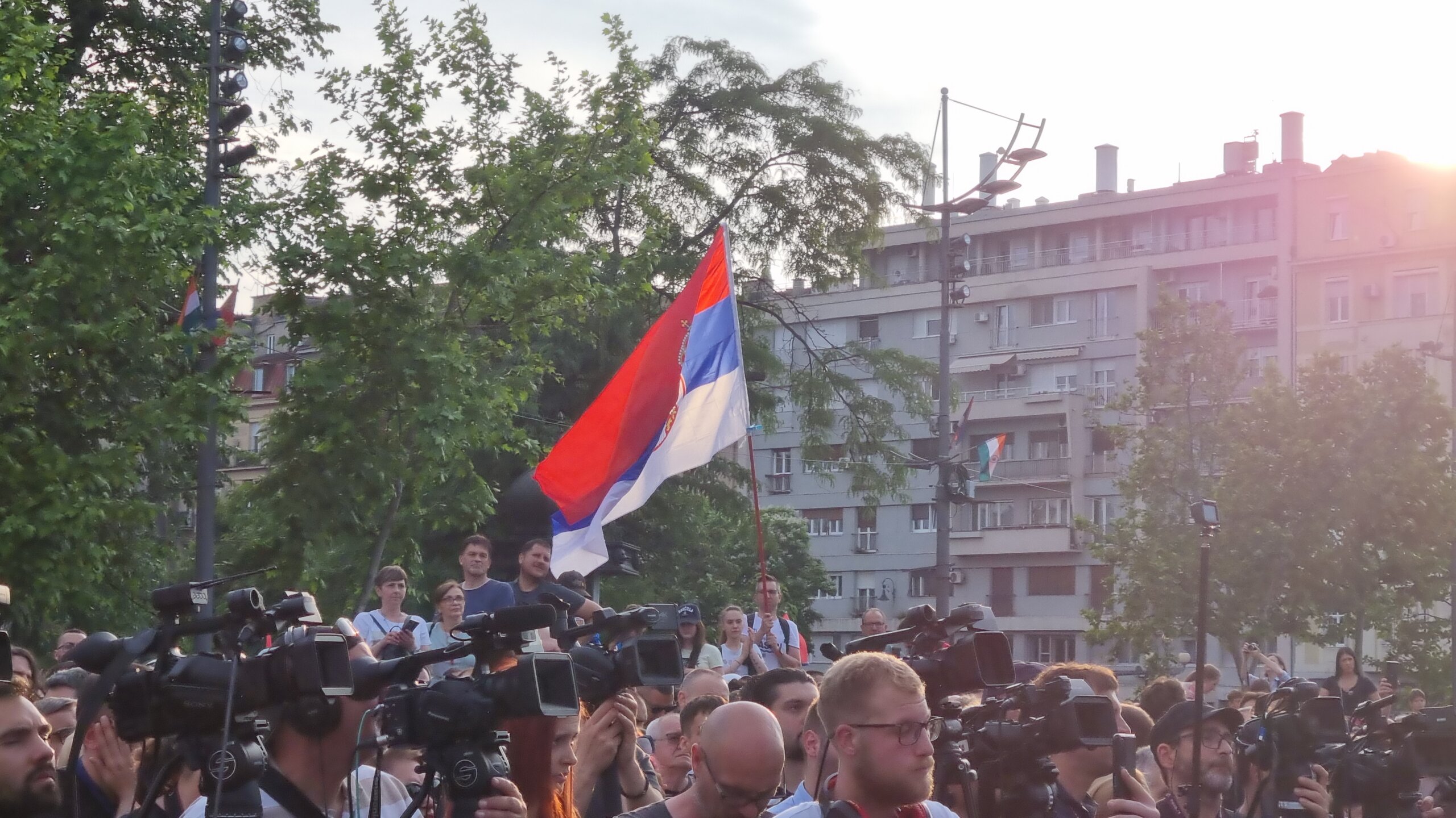 "Prsten" oko Vlade i zatvorska odela: Slike koje su obeležile šesti protest „Srbija protiv nasilja“ (FOTO) 21