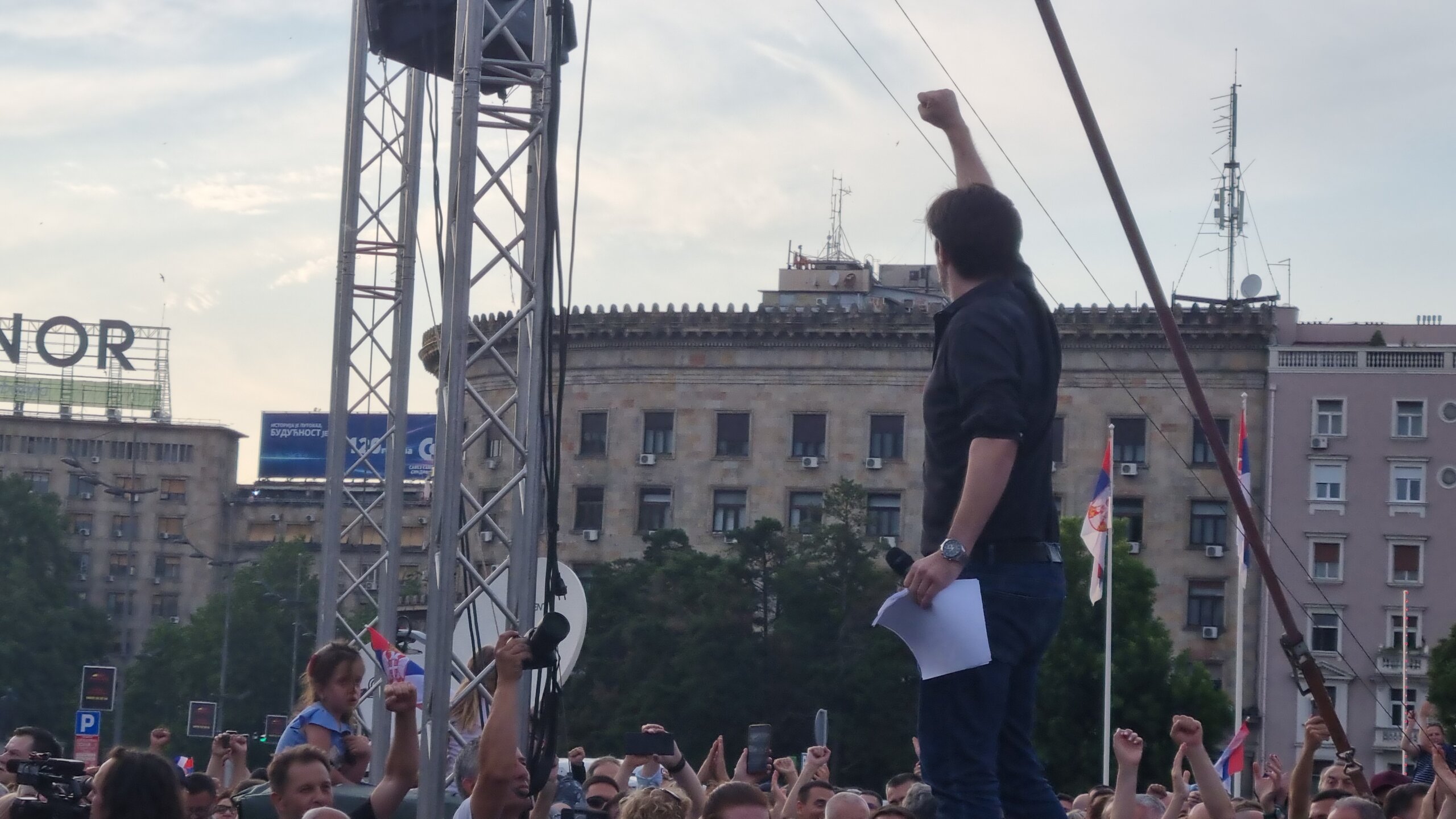 "Prsten" oko Vlade i zatvorska odela: Slike koje su obeležile šesti protest „Srbija protiv nasilja“ (FOTO) 18 "Prsten" oko Vlade i zatvorska odela: Slike koje su obeležile šesti protest „Srbija protiv nasilja“ (FOTO) 18