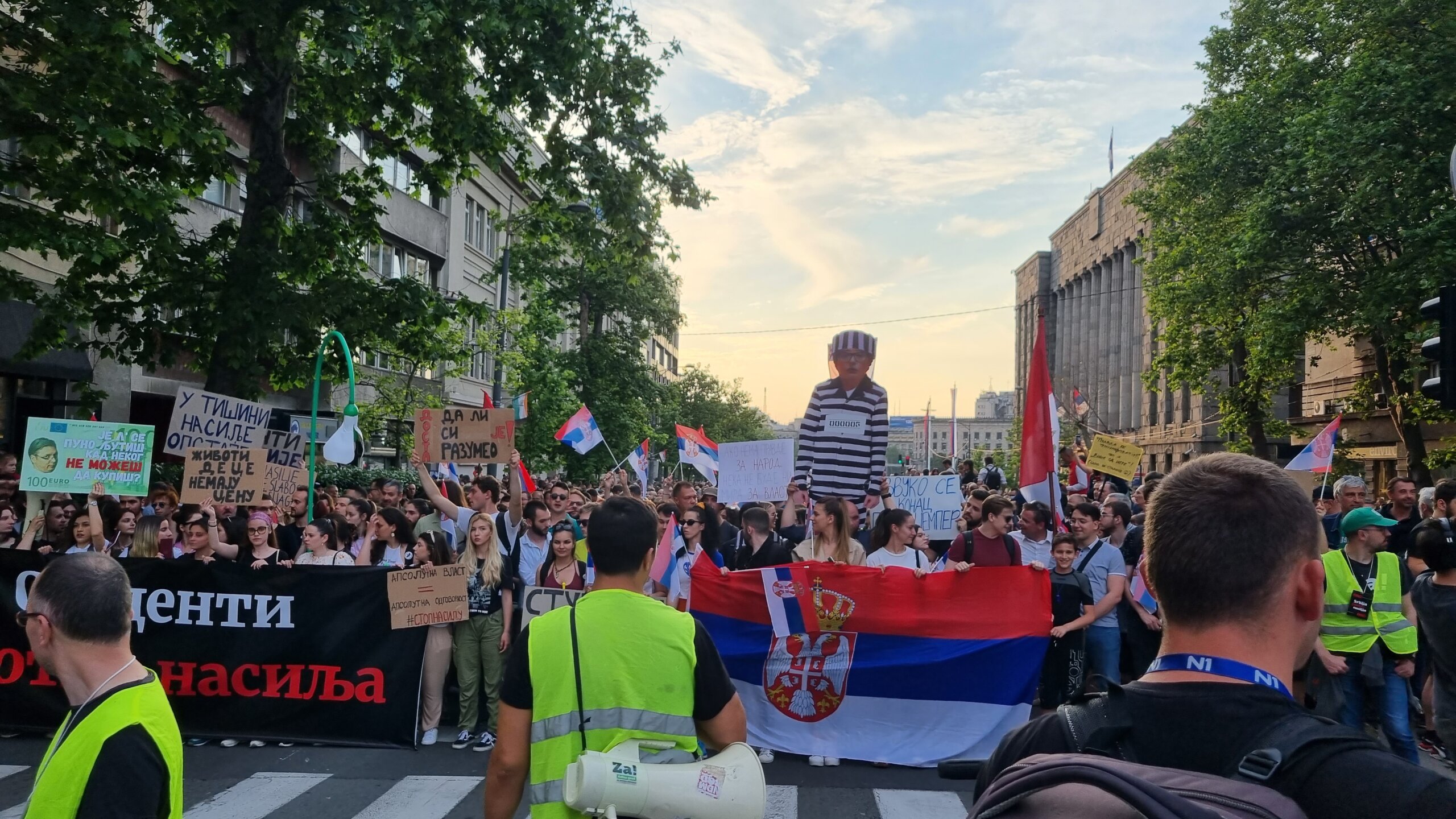 "Prsten" oko Vlade i zatvorska odela: Slike koje su obeležile šesti protest „Srbija protiv nasilja“ (FOTO) 22