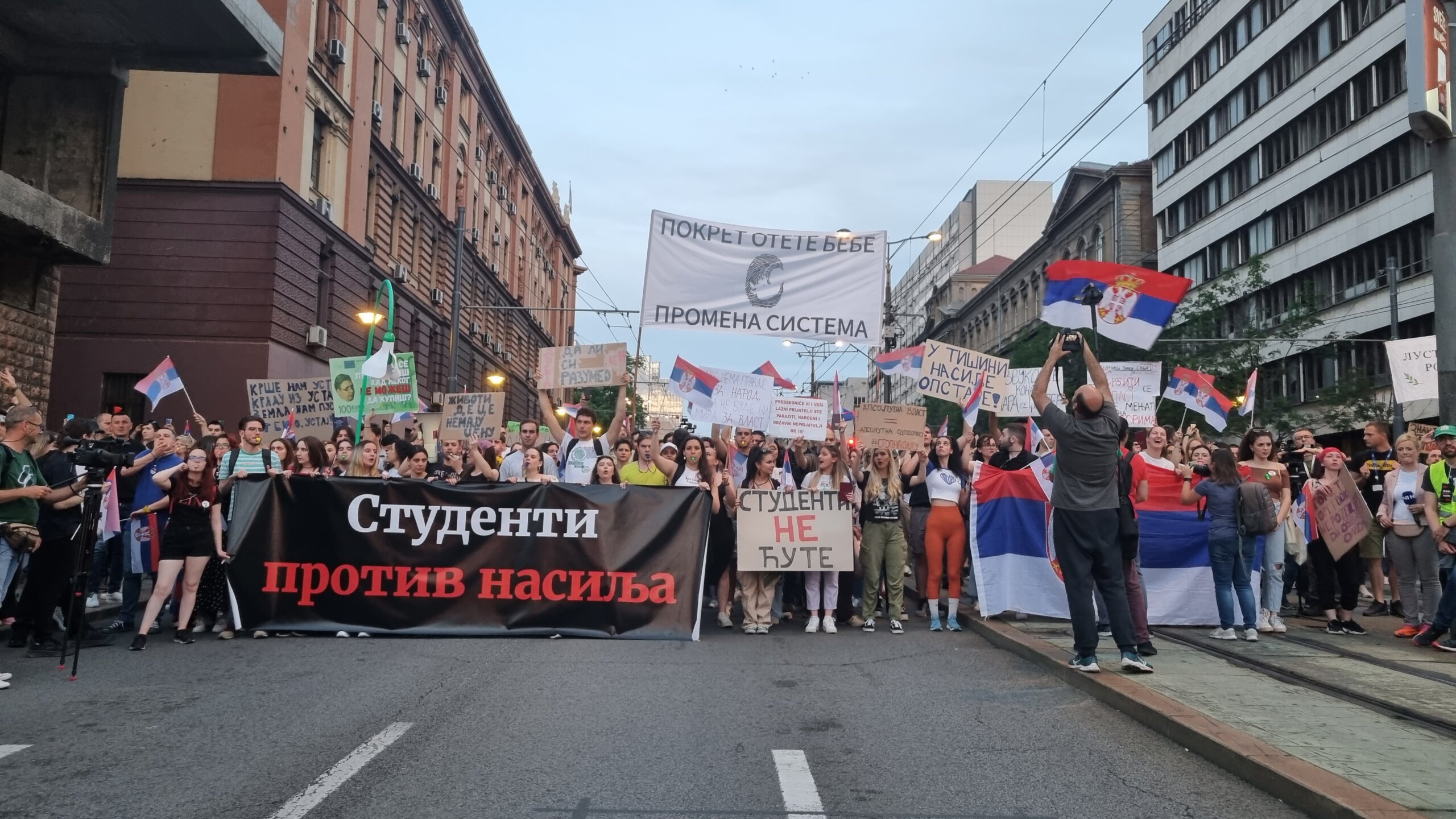"Prsten" oko Vlade i zatvorska odela: Slike koje su obeležile šesti protest „Srbija protiv nasilja“ (FOTO) 19 "Prsten" oko Vlade i zatvorska odela: Slike koje su obeležile šesti protest „Srbija protiv nasilja“ (FOTO) 19