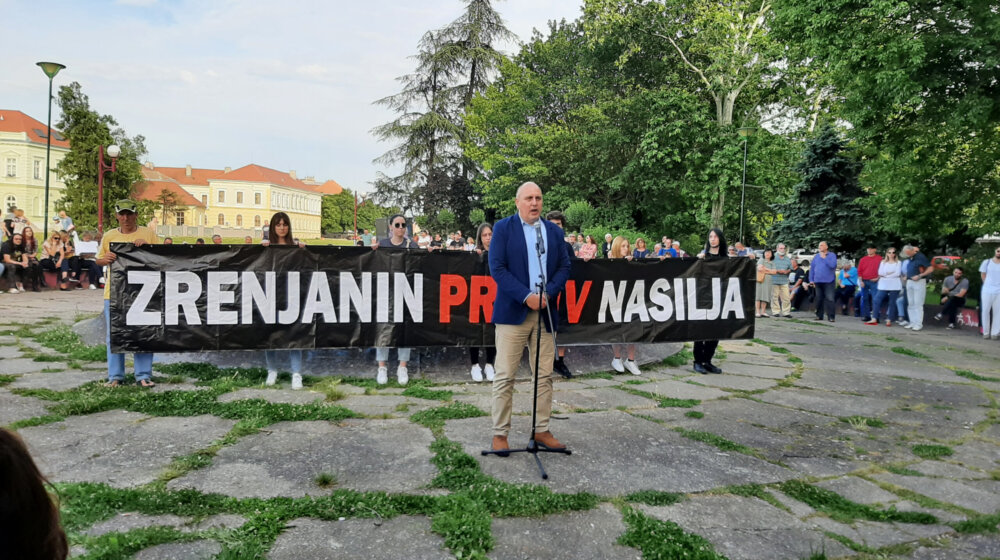 Zrenjaninci aplauzom pozdravili roditelje povređenog radnika Linglonga na protestu "Zrenjanin protiv nasilja" 1