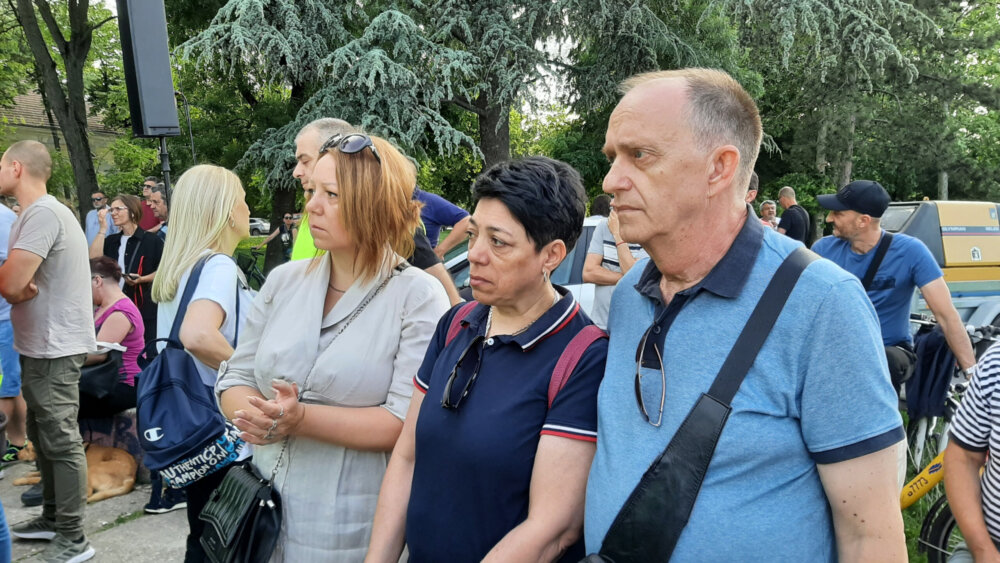Zrenjaninci aplauzom pozdravili roditelje povređenog radnika Linglonga na protestu "Zrenjanin protiv nasilja" 2