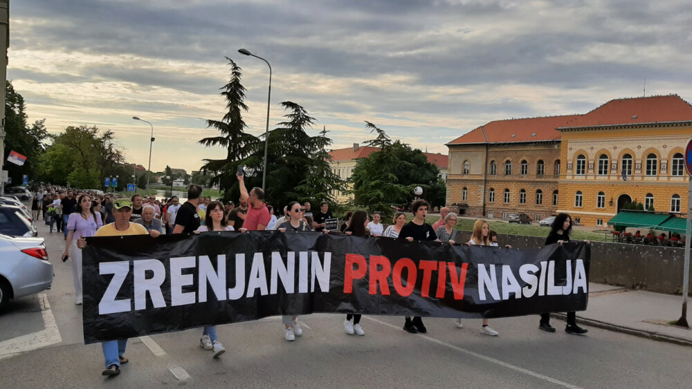Zrenjaninci aplauzom pozdravili roditelje povređenog radnika Linglonga na protestu "Zrenjanin protiv nasilja" 3