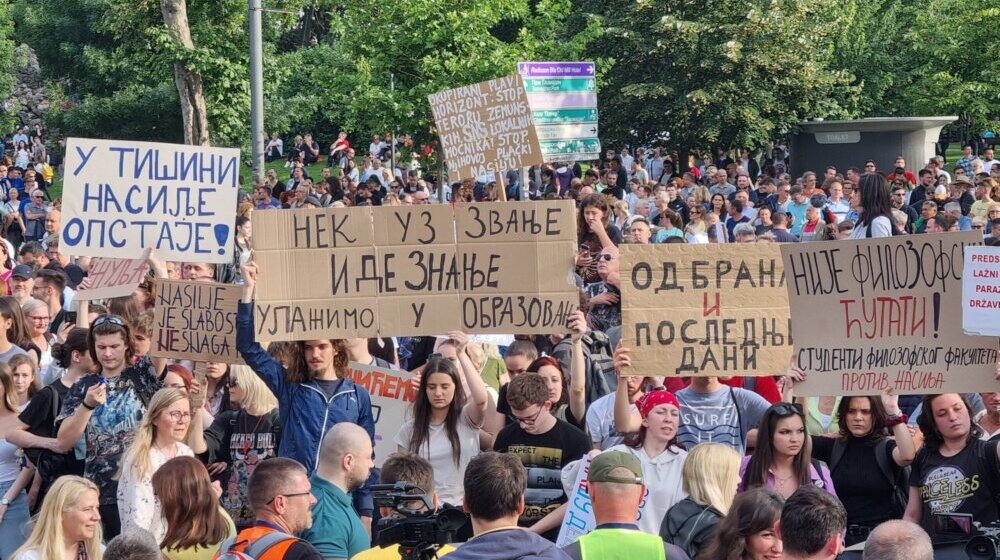 UŽIVO Protest "Srbija protiv nasilja": Blokirana Mostarska petlja, sa bine poručeno „Ili će stati nasilje ili će stati Srbija“ 1