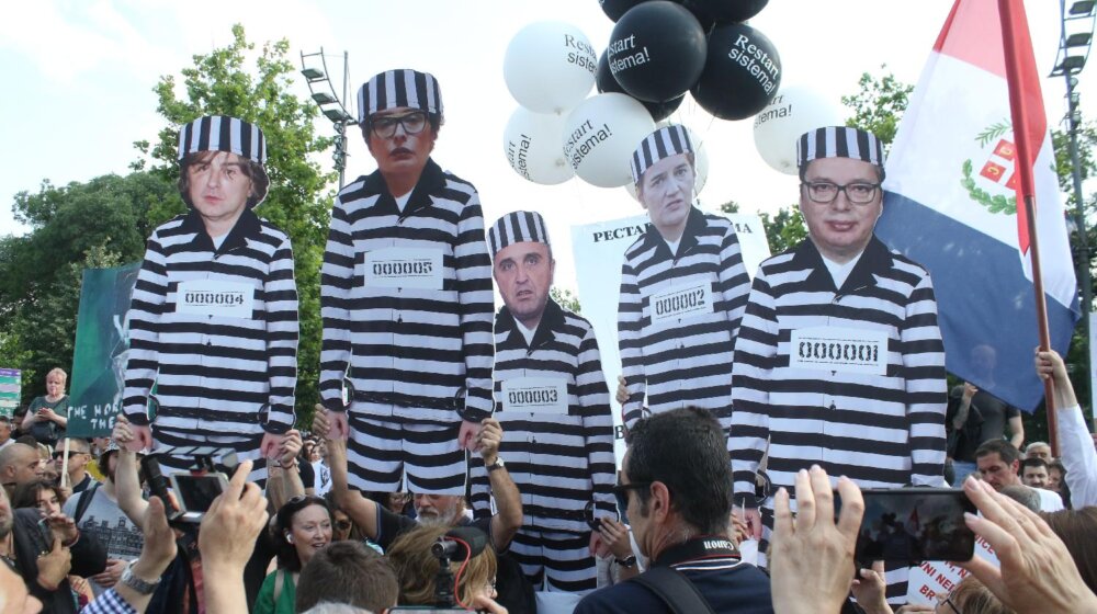 Na protestu "Srbija protiv nasilja": Vučić, Brnabić, Mitrović, Vučićević, Zekić u zatvorskim odelima (FOTO) 1