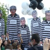 Na protestu "Srbija protiv nasilja": Vučić, Brnabić, Mitrović, Vučićević, Zekić u zatvorskim odelima (FOTO) 6