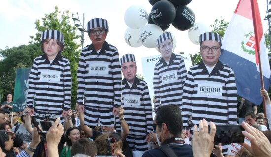 Na protestu "Srbija protiv nasilja": Vučić, Brnabić, Mitrović, Vučićević, Zekić u zatvorskim odelima (FOTO) 9