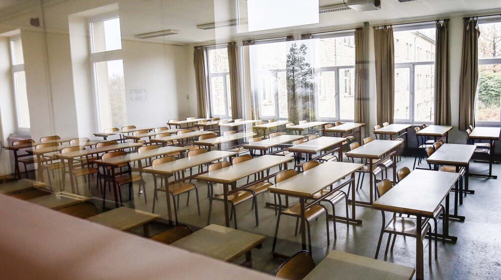 Prosvetari najavili štrajk upozorenja za sutra zbog najave gašenja škole u Zrenjaninu 1