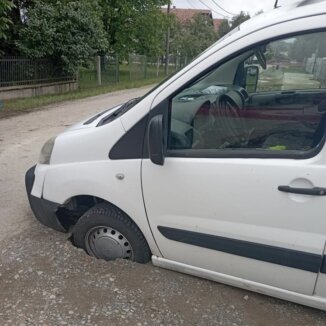 U jednoj ulici u Mladenovcu kamion i automobil propali u rupu, Opština ne reaguje (FOTO) 2