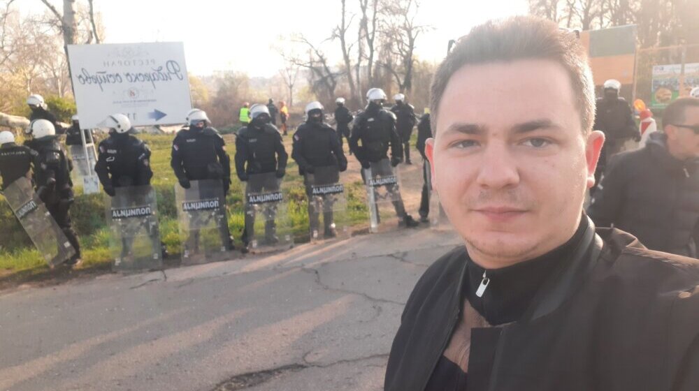 Opozicioni aktivista uhapšen pa pušten da se brani sa slobode: Iz Zajedno Novi Sad kažu niko ne zna za šta se konkretno tereti (VIDEO) 1