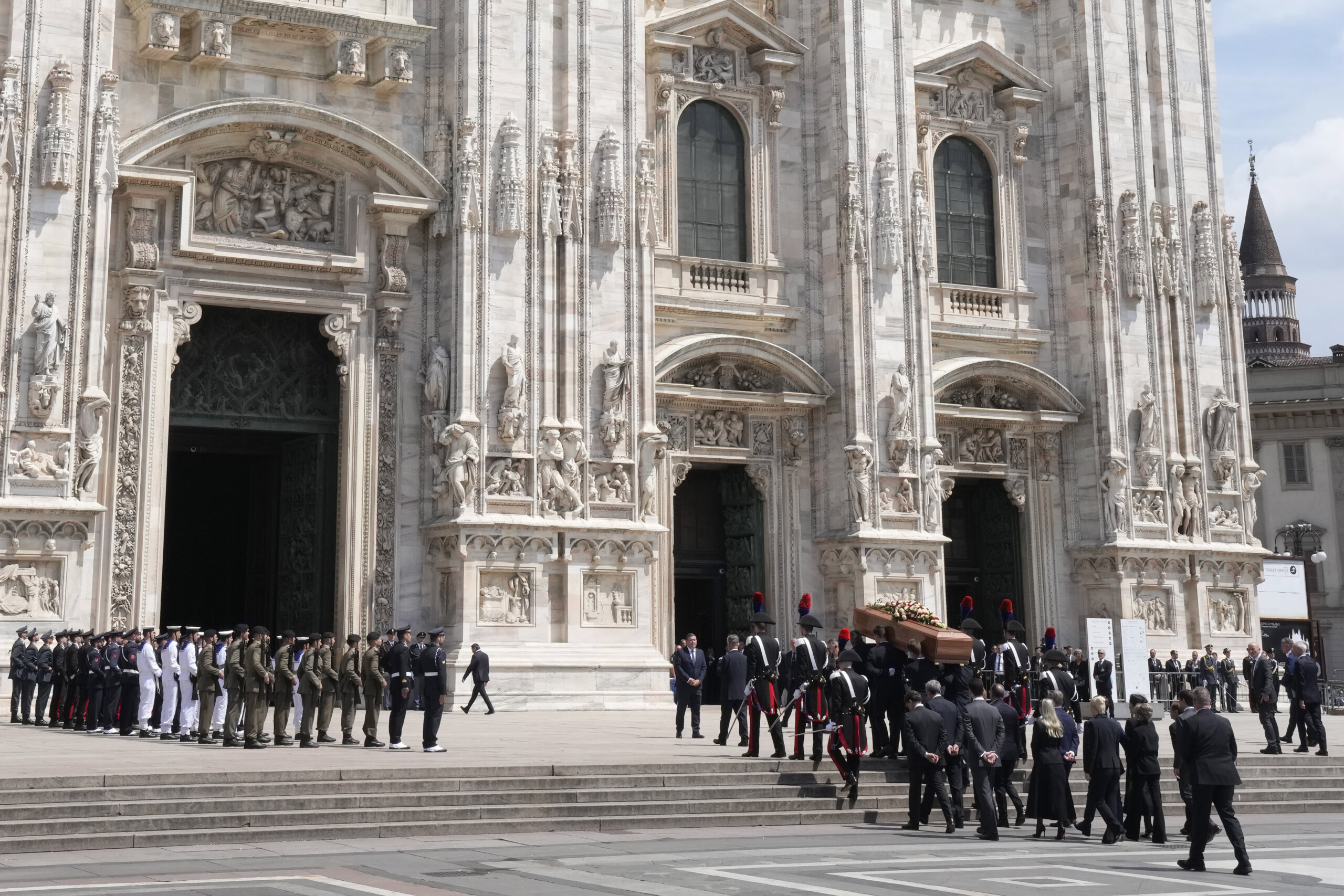 Hiljade ljudi aplaudirale kada je kovčeg sa telom Berluskonija unet u katedralu u Milanu 4