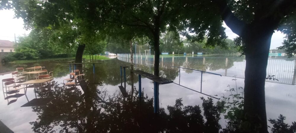 (FOTO) Novosadska prigradska mesta muku muče sa kišom i nadošlom vodom: U Kisaču oranice pretvorene u jezera, podrumi i dalje potopljeni 2