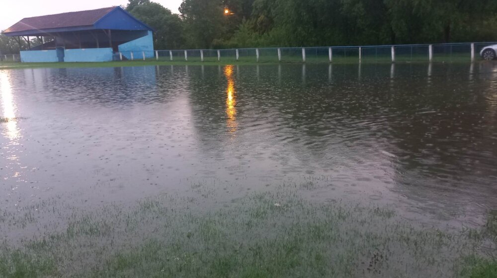 (FOTO) Novosadska prigradska mesta muku muče sa kišom i nadošlom vodom: U Kisaču oranice pretvorene u jezera, podrumi i dalje potopljeni 1