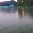 (FOTO) Novosadska prigradska mesta muku muče sa kišom i nadošlom vodom: U Kisaču oranice pretvorene u jezera, podrumi i dalje potopljeni 16