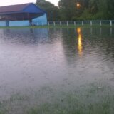 (FOTO) Novosadska prigradska mesta muku muče sa kišom i nadošlom vodom: U Kisaču oranice pretvorene u jezera, podrumi i dalje potopljeni 3