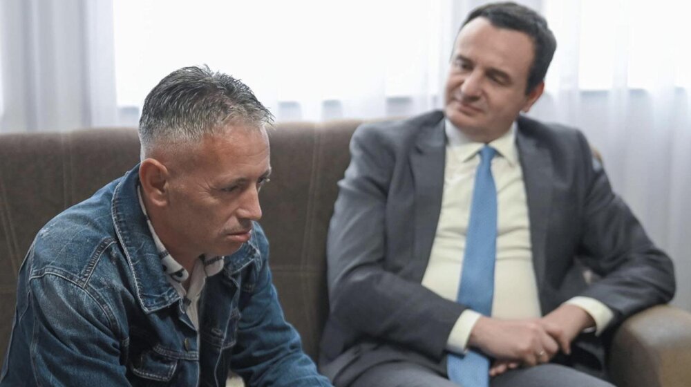 Kurti posetio kosovske policajce koje je Beograd oslobodio 1