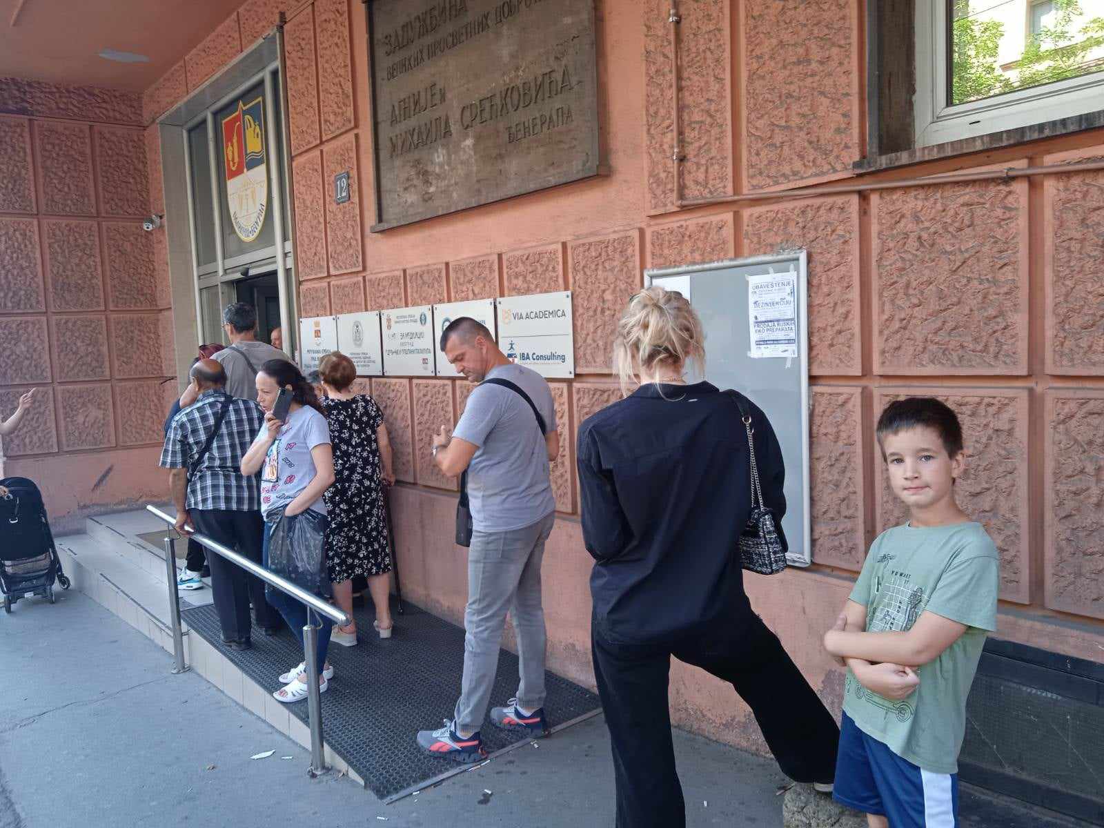 "Jedan šalter za sve, a sistem pada": Na besplatne kartice za bazene Beograđani čekaju i po tri sata (FOTO) 2