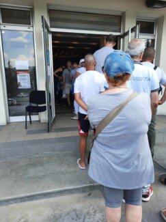 "Jedan šalter za sve, a sistem pada": Na besplatne kartice za bazene Beograđani čekaju i po tri sata (FOTO) 6