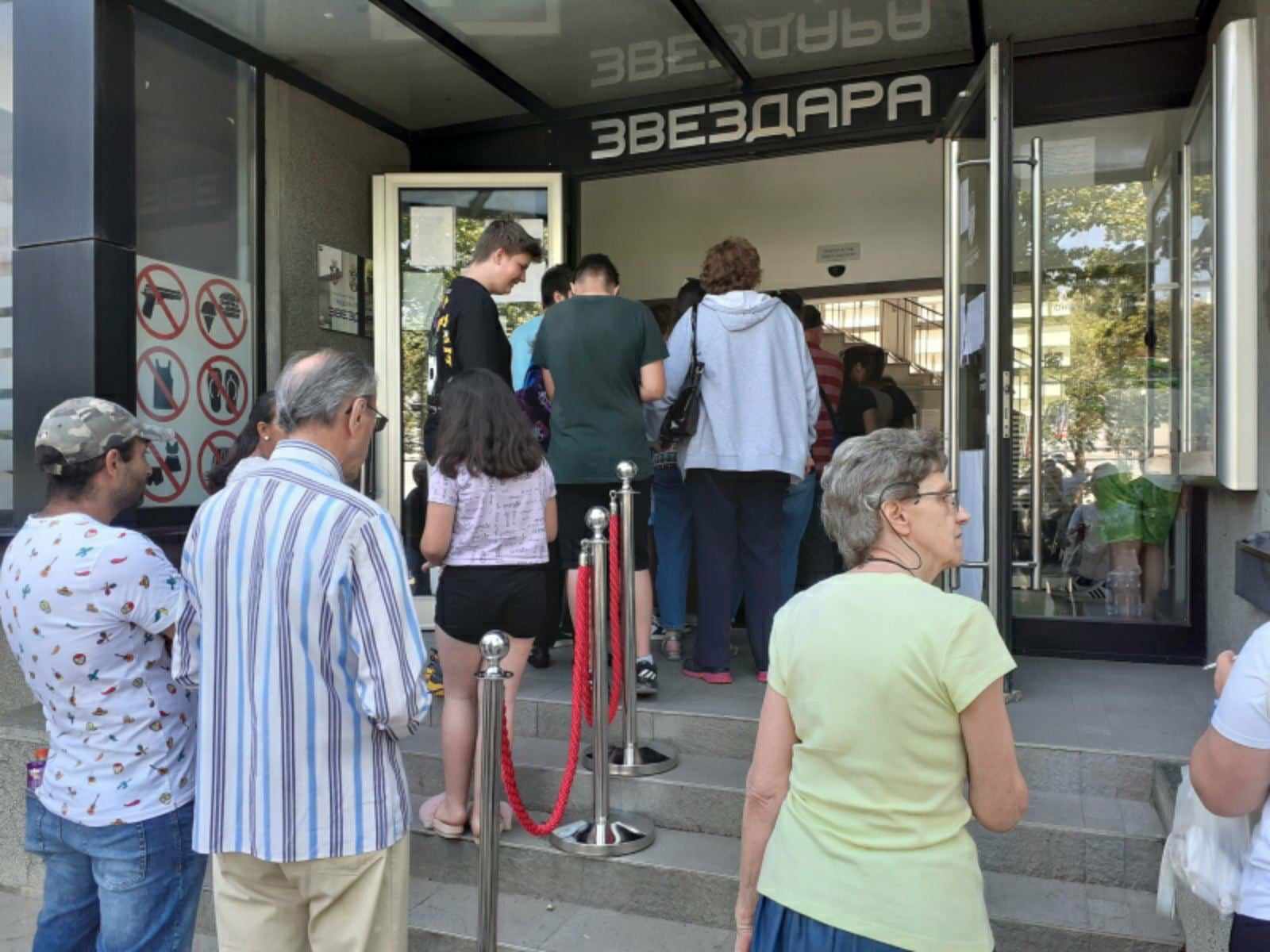 "Jedan šalter za sve, a sistem pada": Na besplatne kartice za bazene Beograđani čekaju i po tri sata (FOTO) 3