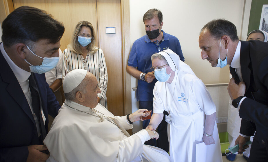 Vatikan: Operacija pape završena bez komplikacija 1