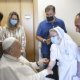 Vatikan: Operacija pape završena bez komplikacija 5