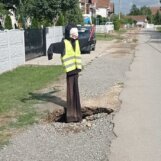 U jednoj ulici u Mladenovcu kamion i automobil propali u rupu, Opština ne reaguje (FOTO) 3