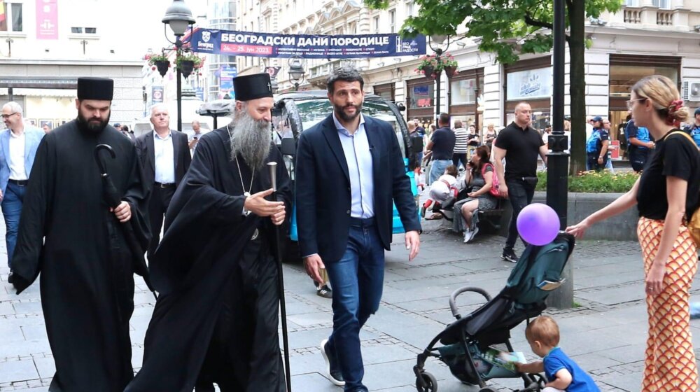 Harčenko i Porfirije nagradili pevačicu "Veseli se srpski rode": U Ruskom domu svečanost za porodice "bratskog srpskog naroda" 1